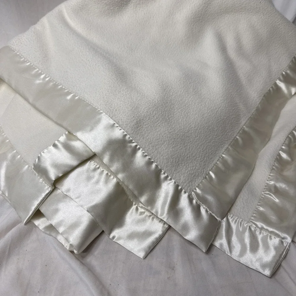 Vtg Martha Stewart Full Queen Blanket Ivory Satin Trim Retro Soft Fleece Cottage